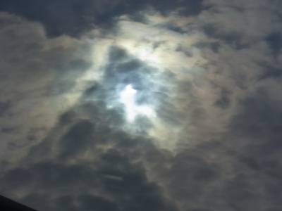 雲に覆われる太陽